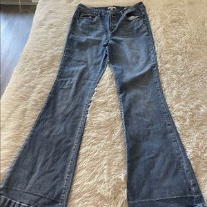 Bell bottom Jean light wash